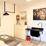 Ruhige Gaestezimmer In Mit Gemeinschaftsbad & Kueche Homestay *