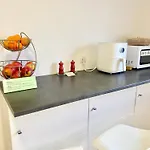 Ruhige Gaestezimmer In Mit Gemeinschaftsbad & Kueche ホームステイ