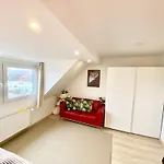 Ruhige Gaestezimmer In Mit Gemeinschaftsbad & Kueche ホームステイ *