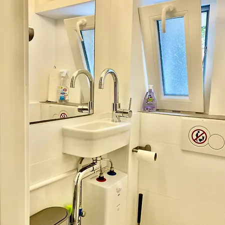Ruhige Gaestezimmer In Mit Gemeinschaftsbad & Kueche Homestay *