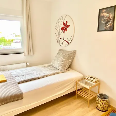 Проживание в семье Ruhige Gaestezimmer In Mit Gemeinschaftsbad & Kueche Бонн