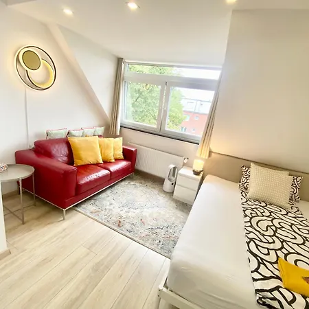 Ruhige Gaestezimmer In Mit Gemeinschaftsbad & Kueche Homestay