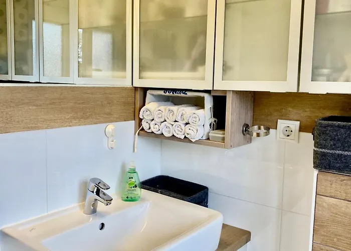 Ruhige Gaestezimmer In Mit Gemeinschaftsbad & Kueche *